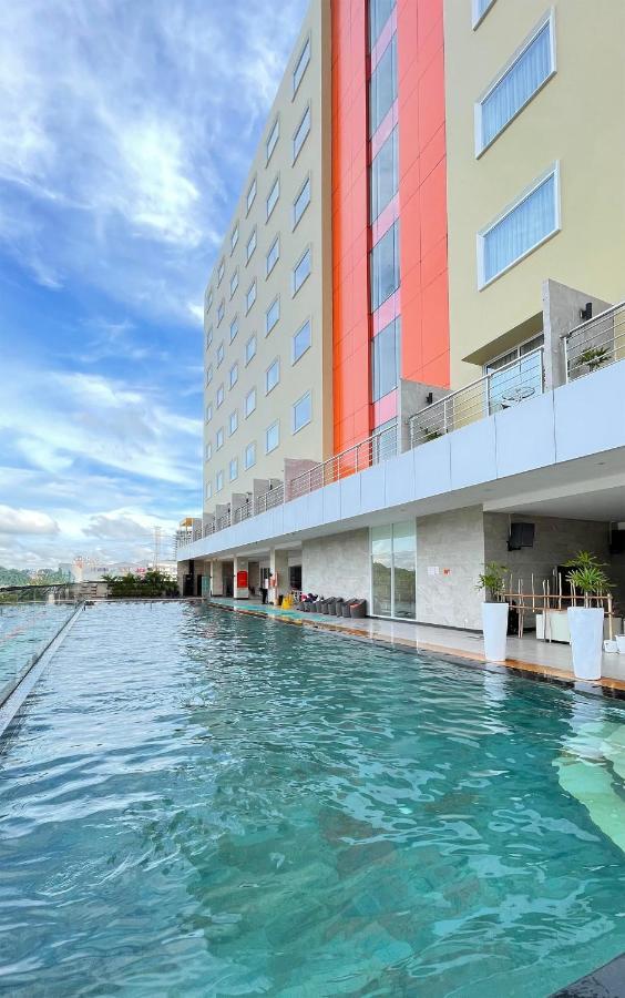 Harris Hotel Samarinda Exterior foto