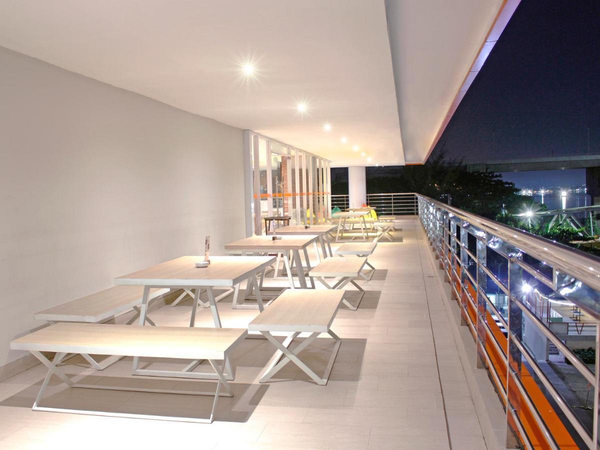 Harris Hotel Samarinda Exterior foto