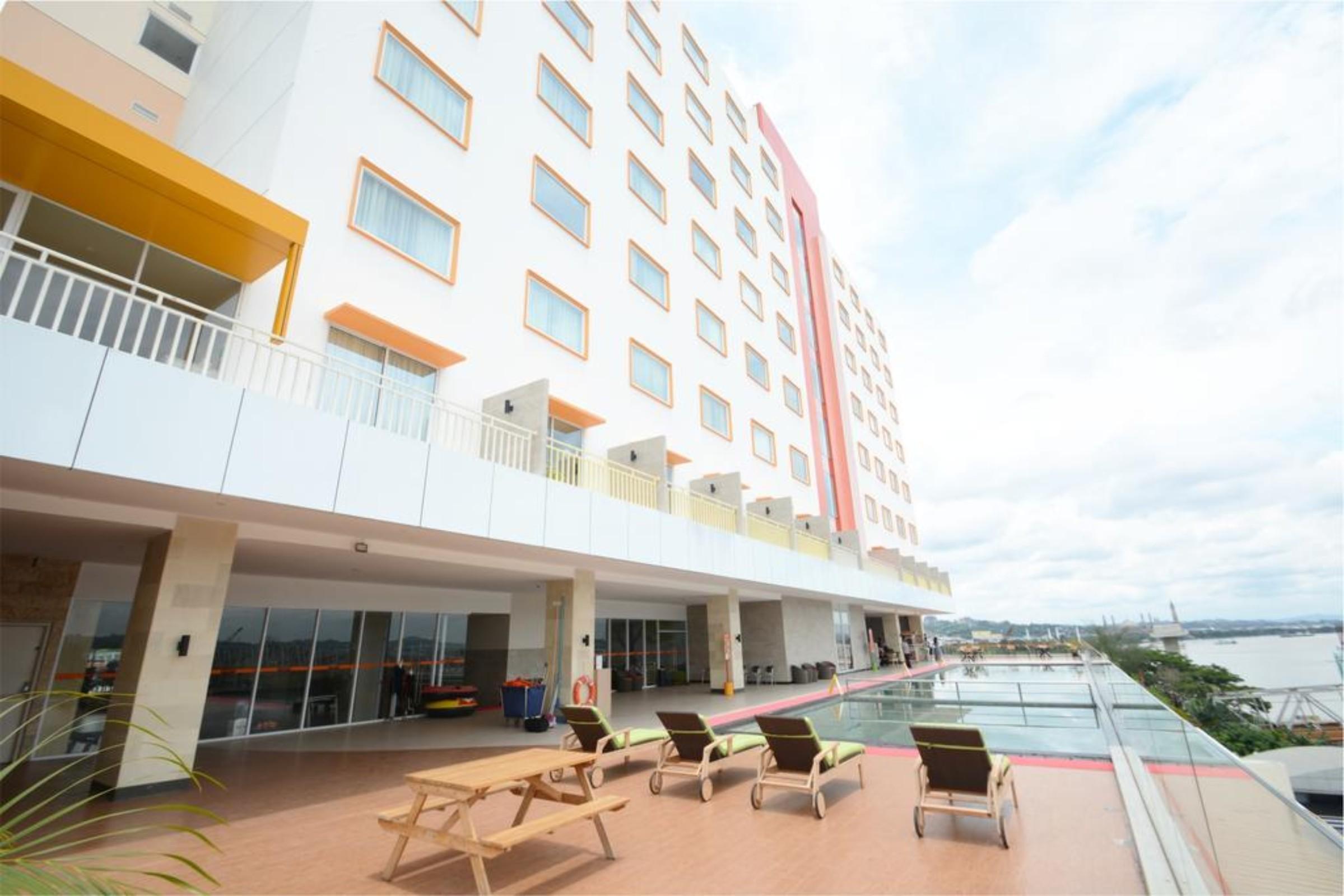 Harris Hotel Samarinda Exterior foto